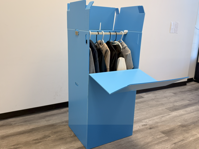 Les vêtements voyagent sur cintres
